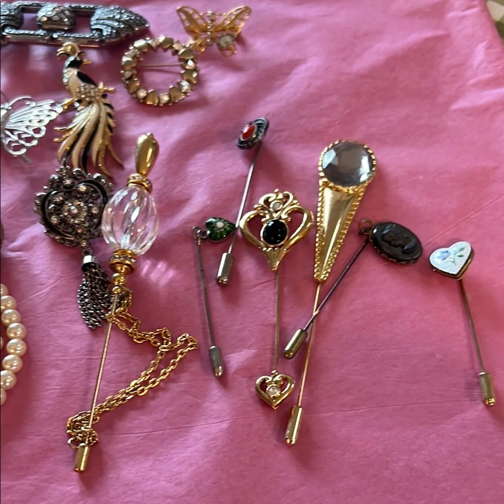 Bundle of 33 pins, brooches, stick pins. - Picture 2 of 5